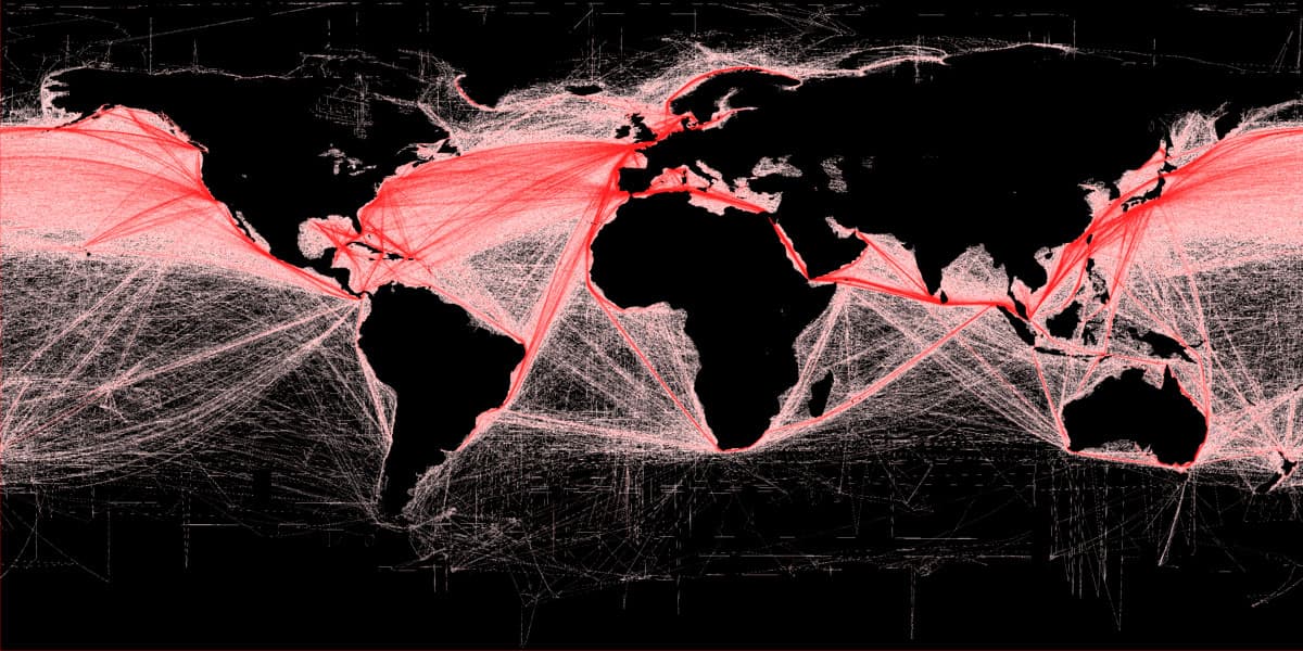 Mapa del mundo dibujado marcando todas las rutas marítimas