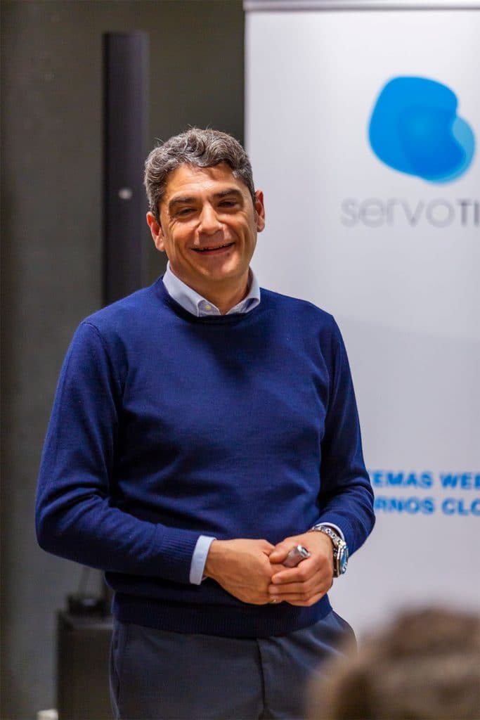 Oscar Pérez presenting SunMedia at Servotic's tech event in November 2019