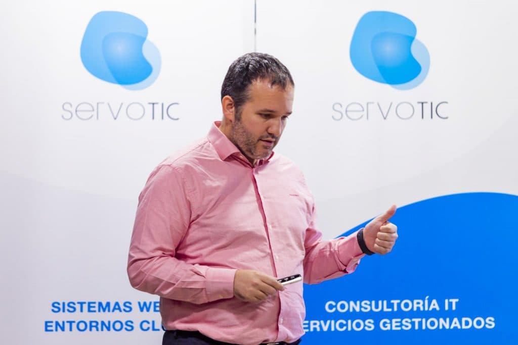 David Carrero from Stackscale at the Servotic tech event in IMPACT HUB